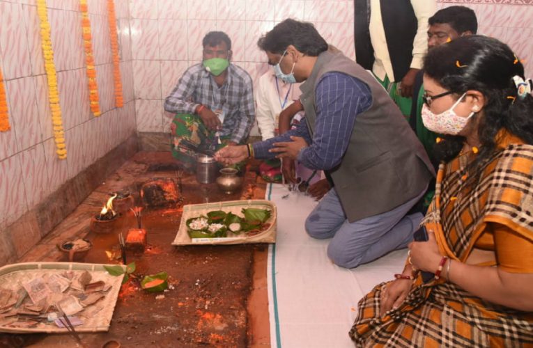 झारखंड के प्रसिद्ध लुगुबुरु घांटाबाड़ी धोरोमगाढ़ में सीएम हेमंत सोरेन ने की पूजा-अर्चना..