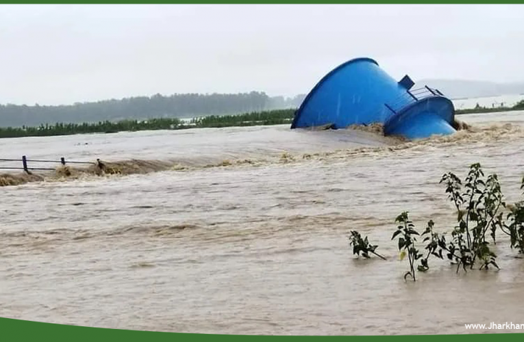 बोकारो में कोनार डैम से पानी छोड़ने से इंटकवेल नदी की धार में बहा..