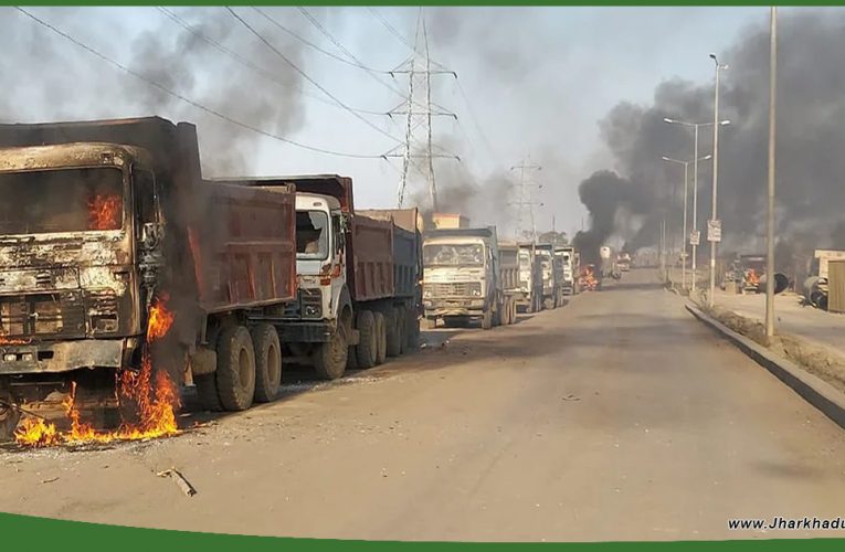 चतरा में NTPC के खिलाफ चल रहा आंदोलन हुआ उग्र, पुलिस ने भांजी लाठियां, 8 वाहन जले..
