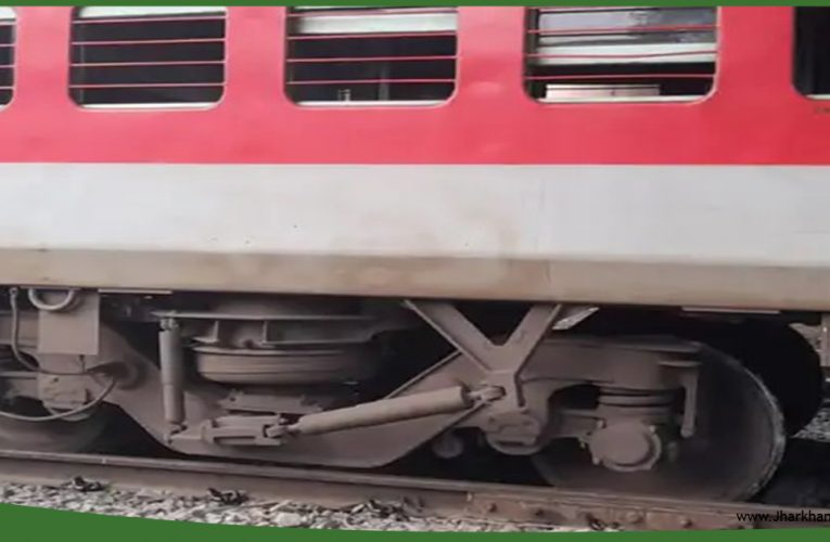 मुंबई-हावड़ा एक्सप्रेस ट्रेन टाटानगर में डिरेल, 60 यात्रियों को दूसरे डब्बे में किया गया शिफ्ट..