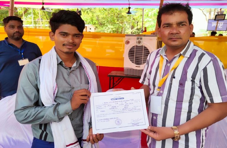 कोडरमा के 25 वर्षीय युवा मंटू चौधरी ने मुखिया चुनाव में दर्ज की जीत..
