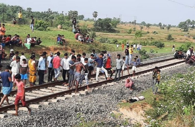 दुमका-रामपुरहाट रेल मार्ग पर ट्रेन से कटकर तीन नाबालिग की मौत..
