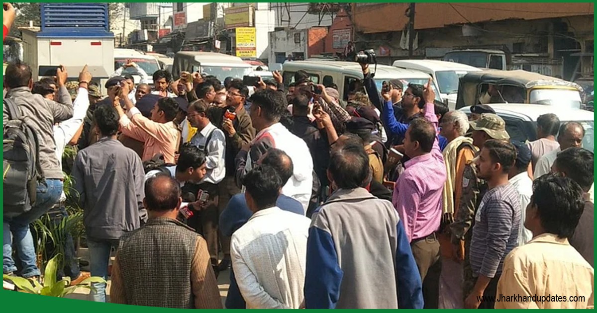 जमशेदपुर में भिड़ गये कांग्रेस-भाजपा समर्थक, पुलिस ने बीच बचाव कर मामले को कराया शांत..
